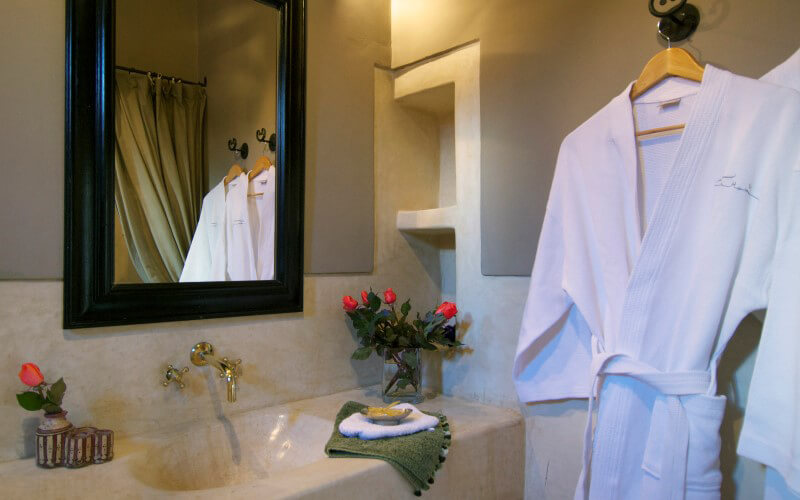 bathroom of the Fez suite riad Dar Housnia in Marrakech