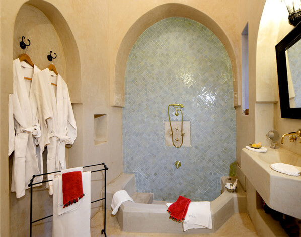 bathroom of the Glaoui suite riad Dar Housnia in Marrakech