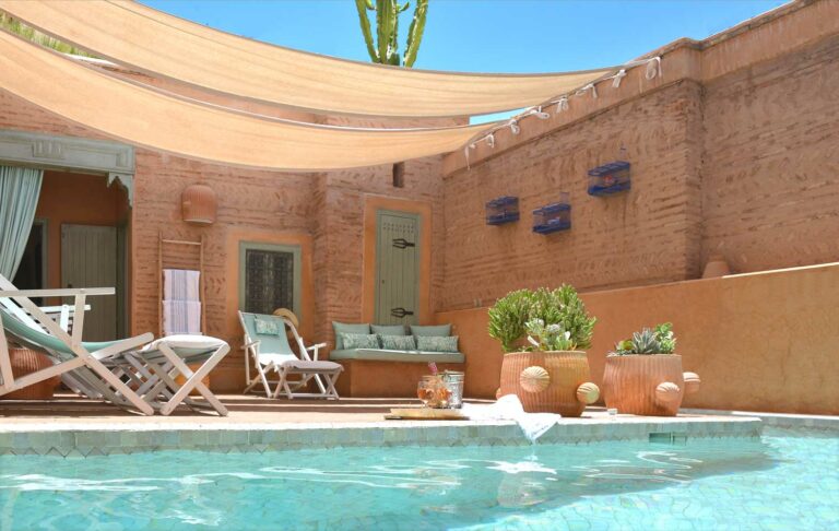 swimming pool with terrace riad Dar Housnia in Marrakech